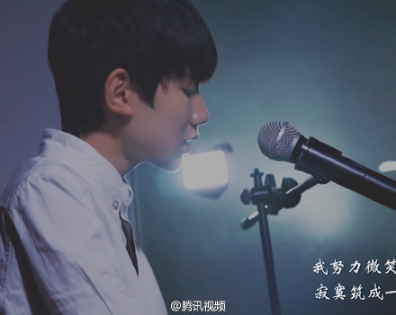 @TFBOYS-王源 弹唱《#残酷月光#》@腾讯视频 独家首发！L独家首发！王源自弹自唱《残酷月光》 暖心薄荷音再现 “我努力微笑坚强，寂寞筑成一道围墙，也敌不过夜里，最温柔的月光。”他是舞台上的王子，也是钢琴边动情弹唱的少年，眼中的一点光，就像黑暗中的一颗星，让我们一起沉醉在源源深情缱绻的琴声和歌声里吧！