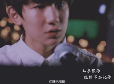 @TFBOYS-王源 弹唱《#残酷月光#》@腾讯视频 独家首发！L独家首发！王源自弹自唱《残酷月光》 暖心薄荷音再现 “我努力微笑坚强，寂寞筑成一道围墙，也敌不过夜里，最温柔的月光。”他是舞台上的王子，也是钢琴边动情…