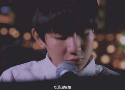 @TFBOYS-王源 弹唱《#残酷月光#》@腾讯视频 独家首发！L独家首发！王源自弹自唱《残酷月光》 暖心薄荷音再现 “我努力微笑坚强，寂寞筑成一道围墙，也敌不过夜里，最温柔的月光。”他是舞台上的王子，也是钢琴边动情弹唱的少年，眼中的一点光，就像黑暗中的一颗星，让我们一起沉醉在源源深情缱绻的琴声和歌声里吧！