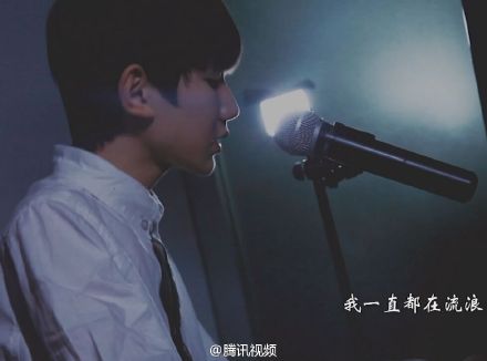 @TFBOYS-王源 弹唱《#残酷月光#》@腾讯视频 独家首发！L独家首发！王源自弹自唱《残酷月光》 暖心薄荷音再现 “我努力微笑坚强，寂寞筑成一道围墙，也敌不过夜里，最温柔的月光。”他是舞台上的王子，也是钢琴边动情弹唱的少年，眼中的一点光，就像黑暗中的一颗星，让我们一起沉醉在源源深情缱绻的琴声和歌声里吧！