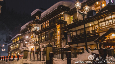 時隔一年，東北六縣第三站，山形縣銀山溫泉，隱藏在山里神秘的街市，白天整個村子覆蓋在雪里，到了晚上才是重頭戲。在這樣的風景里，凍成狗也是值了。