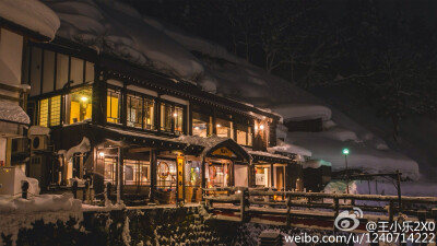 時隔一年，東北六縣第三站，山形縣銀山溫泉，隱藏在山里神秘的街市，白天整個村子覆蓋在雪里，到了晚上才是重頭戲。在這樣的風景里，凍成狗也是值了。