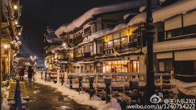 時隔一年，東北六縣第三站，山形縣銀山溫泉，隱藏在山里神秘的街市，白天整個村子覆蓋在雪里，到了晚上才是重頭戲。在這樣的風景里，凍成狗也是值了。