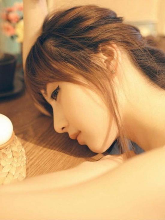  单身久了，觉得一个人的状态挺好的，想看书了就看书，累了就睡觉，想吃啥就吃啥，不想联系谁就自己安静一阵，出去旅行或是宅在家怎么都好。对爱情最好还是保持点儿洁癖，不要随便开始，不要急着妥协，真正值得的东西都不会那么轻易。珍惜还可以单身的日子吧，“不介意孤独，比爱你舒服”。_徐光莉 - 美丽鸟