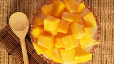 大家知道吗？甜点除了美味，还能给人们带来好运，比如水果塔会带来幸福的缘分，草莓鲜奶油蛋糕会带来好人缘，巧克力能够带来财运，新年到了，小编给大家分享一组甜点壁纸，祝大家新年万事如意！