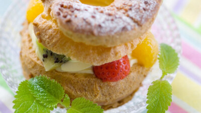 大家知道吗？甜点除了美味，还能给人们带来好运，比如水果塔会带来幸福的缘分，草莓鲜奶油蛋糕会带来好人缘，巧克力能够带来财运，新年到了，小编给大家分享一组甜点壁纸，祝大家新年万事如意！