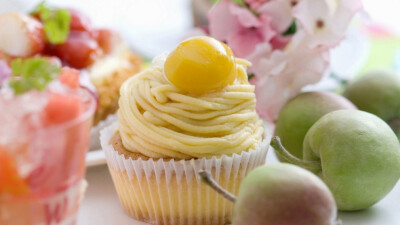 大家知道吗？甜点除了美味，还能给人们带来好运，比如水果塔会带来幸福的缘分，草莓鲜奶油蛋糕会带来好人缘，巧克力能够带来财运，新年到了，小编给大家分享一组甜点壁纸，祝大家新年万事如意！