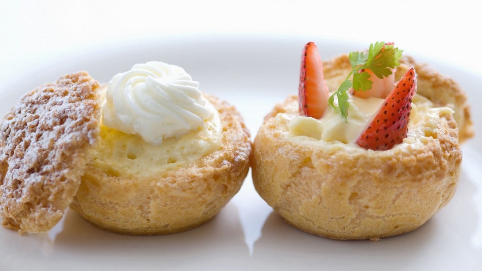 大家知道吗？甜点除了美味，还能给人们带来好运，比如水果塔会带来幸福的缘分，草莓鲜奶油蛋糕会带来好人缘，巧克力能够带来财运，新年到了，小编给大家分享一组甜点壁纸，祝大家新年万事如意！