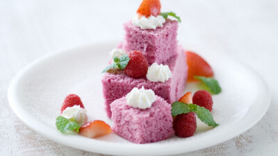 大家知道吗？甜点除了美味，还能给人们带来好运，比如水果塔会带来幸福的缘分，草莓鲜奶油蛋糕会带来好人缘，巧克力能够带来财运，新年到了，小编给大家分享一组甜点壁纸，祝大家新年万事如意！