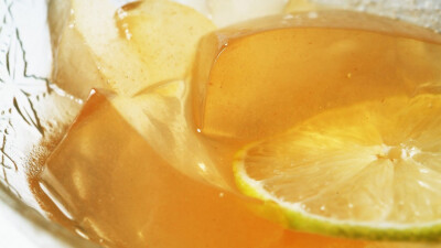 大家知道吗？甜点除了美味，还能给人们带来好运，比如水果塔会带来幸福的缘分，草莓鲜奶油蛋糕会带来好人缘，巧克力能够带来财运，新年到了，小编给大家分享一组甜点壁纸，祝大家新年万事如意！