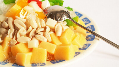 大家知道吗？甜点除了美味，还能给人们带来好运，比如水果塔会带来幸福的缘分，草莓鲜奶油蛋糕会带来好人缘，巧克力能够带来财运，新年到了，小编给大家分享一组甜点壁纸，祝大家新年万事如意！