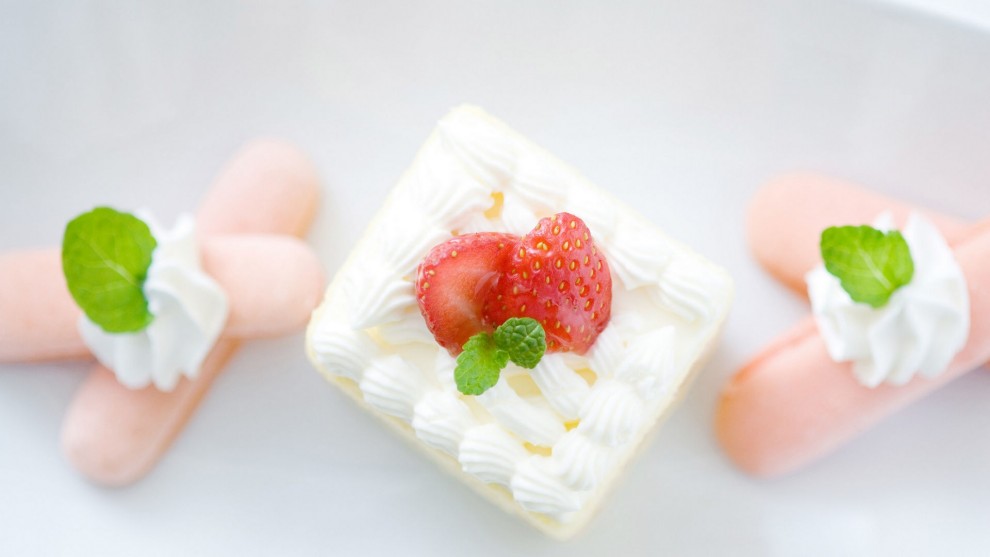 大家知道吗？甜点除了美味，还能给人们带来好运，比如水果塔会带来幸福的缘分，草莓鲜奶油蛋糕会带来好人缘，巧克力能够带来财运，新年到了，小编给大家分享一组甜点壁纸，祝大家新年万事如意！