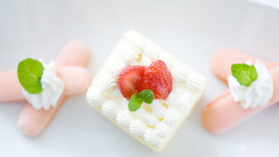 大家知道吗？甜点除了美味，还能给人们带来好运，比如水果塔会带来幸福的缘分，草莓鲜奶油蛋糕会带来好人缘，巧克力能够带来财运，新年到了，小编给大家分享一组甜点壁纸，祝大家新年万事如意！