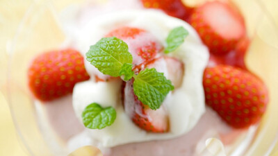 大家知道吗？甜点除了美味，还能给人们带来好运，比如水果塔会带来幸福的缘分，草莓鲜奶油蛋糕会带来好人缘，巧克力能够带来财运，新年到了，小编给大家分享一组甜点壁纸，祝大家新年万事如意！