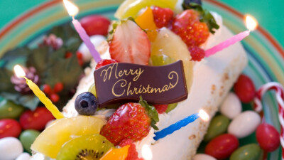 大家知道吗？甜点除了美味，还能给人们带来好运，比如水果塔会带来幸福的缘分，草莓鲜奶油蛋糕会带来好人缘，巧克力能够带来财运，新年到了，小编给大家分享一组甜点壁纸，祝大家新年万事如意！