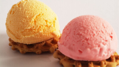 大家知道吗？甜点除了美味，还能给人们带来好运，比如水果塔会带来幸福的缘分，草莓鲜奶油蛋糕会带来好人缘，巧克力能够带来财运，新年到了，小编给大家分享一组甜点壁纸，祝大家新年万事如意！