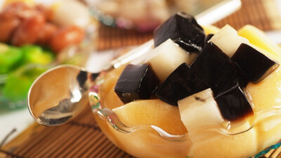 大家知道吗？甜点除了美味，还能给人们带来好运，比如水果塔会带来幸福的缘分，草莓鲜奶油蛋糕会带来好人缘，巧克力能够带来财运，新年到了，小编给大家分享一组甜点壁纸，祝大家新年万事如意！