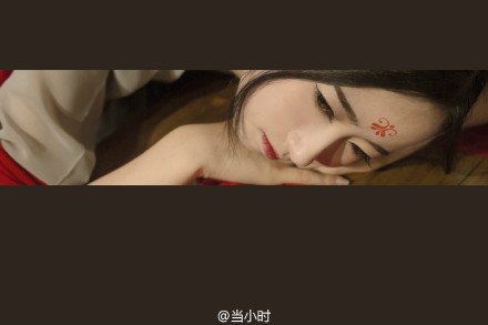 #中国风巡拍# 向来不施胭脂色，今日苍色一抹红。妹子/@胖瞳喵尾星 服装/@重回汉唐汉服店