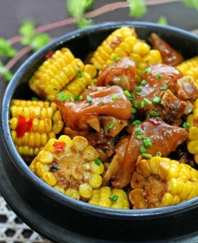 玉米炖猪蹄：1猪蹄切块，玉米切段；2炒锅入油，大火烧至八成热，下姜片、干尖椒、干豆鼓、桂皮、八角煸香；3下入猪蹄，炒至断生；4加盐、料酒、老抽、豆瓣酱、糖，加入大半锅水；5煮沸后下入玉米，盖上锅盖，开锅转…