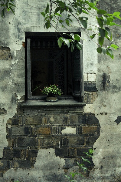 【美丽的中国】河对岸，一扇幽窗。