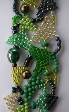 现在很流行的串珠手链，就是乱串，串法并不复杂，只是很考验人的创作能力呀，不信可以试试。