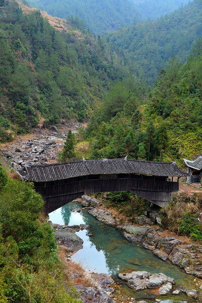 【美丽的中国】三条桥，位于泰顺县洲岭乡和垟溪乡交界溪上，为叠梁式木拱廊桥，由原先三条巨木跨河为桥而得名，建于宋绍兴七年（1137年），重建于清道光二十三年（1843年）。