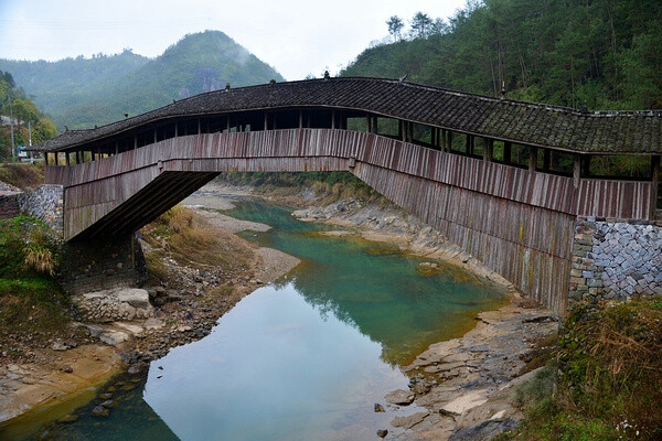 【美丽的中国】仙居桥，位于泰顺县仙稔乡仙居村水尾，系贯木拱廊桥，始建于明景泰四年（1453），宏治、嘉靖曾重建，现桥为康熙十二年（1673）重建。是泰顺跨径最大的木拱桥。