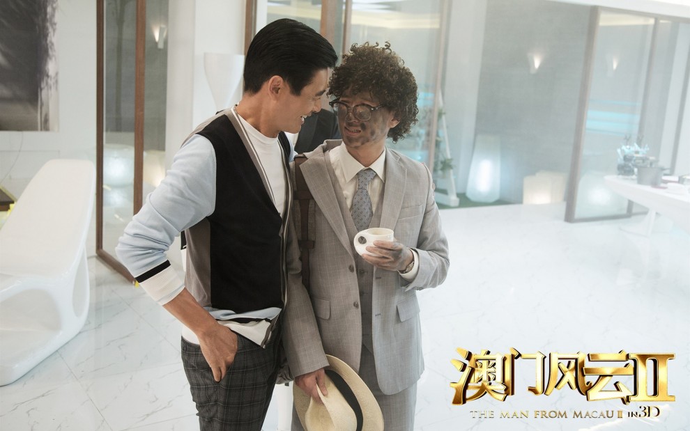 《澳门风云２》是王晶导演的作品，可以看作是“赌神”系列的延续，小编觉得很多７０、８０后在少年时代应该都看过王晶的赌神系列，应该能唤起大家的记忆，据说刘德华在里面也有特别演出哦，喜欢王导电影的朋友们赶紧来下载这组壁纸吧！