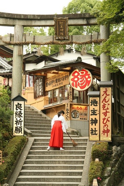 日本神社的巫女，红裙子白大褂，她们的笑容总会给人一种温暖。