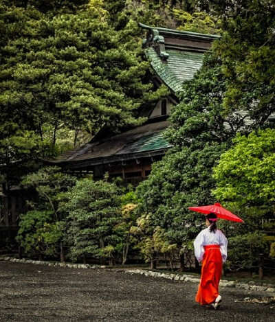 日本神社的巫女，红裙子白大褂，她们的笑容总会给人一种温暖。