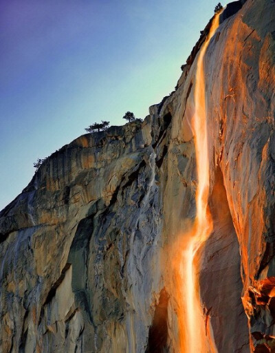 加州优胜美地国家公园的马尾瀑布Horsetail ，每年只有2月份，像火山熔岩流下一般。。。你们想去看么~~~