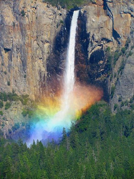 加州优胜美地国家公园的马尾瀑布Horsetail ，每年只有2月份，像火山熔岩流下一般。。。你们想去看么~~~