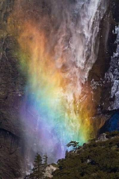 加州优胜美地国家公园的马尾瀑布Horsetail ，每年只有2月份，像火山熔岩流下一般。。。你们想去看么~~~