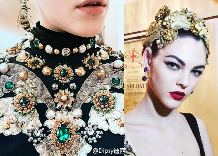 高订中最为神秘的Dolce&amp;amp;Gabbana Alta Moda 2015系列在米兰La Scala歌剧院门厅内华丽开演,源起欧洲皇室贵族间的宫廷芭蕾舞剧,反正在打造宫廷式浮夸这条路上DG从来都是佼佼者,舞衣舞鞋演变而来的华服披风和鞋袜皆被珠片刺绣所装饰,甚至芭蕾名伶佩戴的发带和皇冠都华丽升级为彩宝和纯金共铸的高级定制珠宝