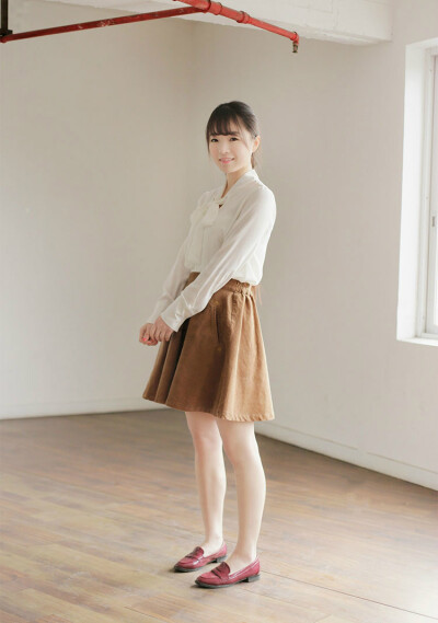 喜欢日系风格女生必备的蝴蝶结领白衬衣，搭配褐色短裙和平底鞋，文艺、清新。