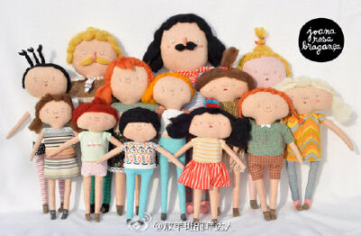 这些憨趣可爱的布偶娃娃是来自葡萄牙的Joana Rosa Bragança的作品。喜欢画插画的她干脆把自己的作品做成了布偶，你更喜欢插画还是布偶娃娃？