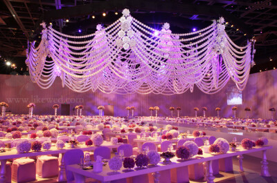 【迪拜婚礼：欢乐的珍珠】以珍珠和鲜花的枝形吊灯照亮了空间，手工制作的金属花朵在各种尺寸的绽放贯穿始终，营造出古典，现代和梦幻般的视觉氛围。ps：宾客1500人