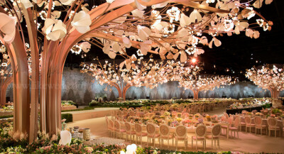 【“旅程”主题婚礼：用缎面丝绸和无数灯泡制造出的花树也是醉了！】那些只知道迪拜婚礼的人，来看看这场来自阿布扎比的土豪婚礼，同样震撼人心！