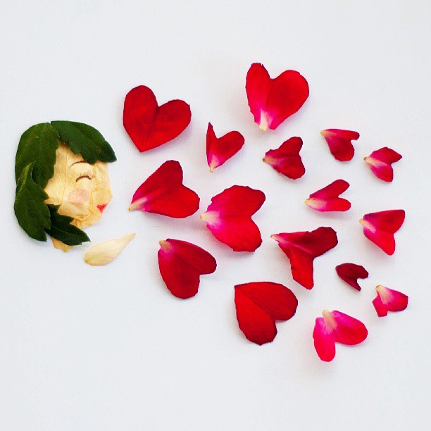 I hope you have a great weekend! Here's a cheesy goodnight kiss, hearts made of rose petals from me to you.