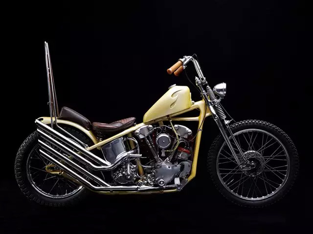 Knuckle chopper。Hawgholic Motorcycles 的总部设立在东京，其专注于将复古的哈雷摩托打造为特别的再生生物。这是一台1945 年产的Knuckle chopper，有着充满活力的亮黄漆色，四排气管和一个改良的倒U 形靠背。它于2011 年被重新打造。