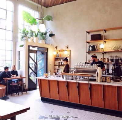 学一门好手艺，然后开一家拥有自己特色的小餐厅。