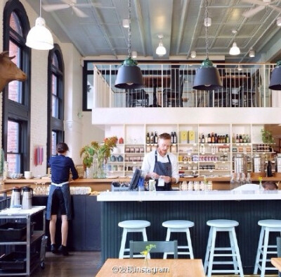 学一门好手艺，然后开一家拥有自己特色的小餐厅。