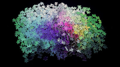 我一直以为电影《星空》中的星空拼图已经很有难度了，直到……看到这款千色拼图……由一千块颜色不同的小块组成，售价 49 美金。设计者 Clemens Habicht 认为这款拼图比一般的拼图要更容易……更容易……容易……易…