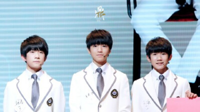 #TFBOYS# 晨光熹微，挥洒大地毫厘之间；歌声如醉，余音绕梁三日不绝；似水流年，且看君子风采翩翩。早安。