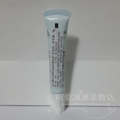 SOFINA苏菲娜芯美颜保湿防晒乳液SPF30 清爽型 涂改液质地，不油腻，涂上去的时候使用感是不错，感觉夏天用不会败坏心情，但是涂上颜色泛白，估计那些说不泛白的姑娘真的是皮肤白如雪了