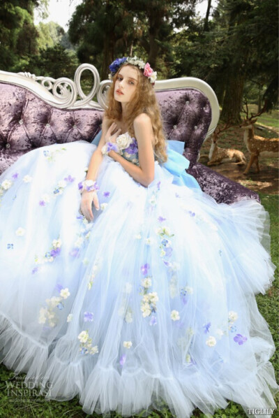 奇幻多彩的日本婚纱品牌TIGLILY推出了一个华丽的新2015春夏婚纱系列，不同的颜色和面料巧妙地装饰着鲜花和花边，摇身一变就像置身爱丽丝梦游仙境