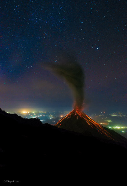 每日一天文图，星空下的火山爆发，上个月由Diego Rizzo拍摄于危地马拉。