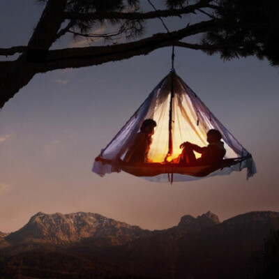 爱旅行的歪果仁又有了新的玩法，这东西叫”吊床帐篷“，就是把帐篷腾空挂在树中间、或者大石之间。。。每天枕着星星、听着湖泊大海入睡什么的。。。