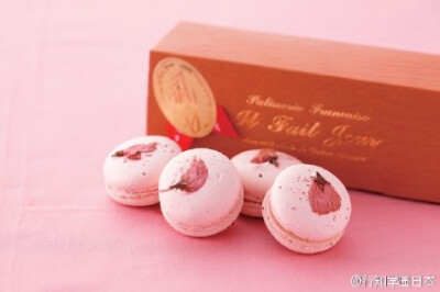 来自法国的「イルフェジュール」推出了春天期间限定的樱花马卡龙。这样一盒马卡龙售价为2268日元，约合人民币120元。[花心][花心]