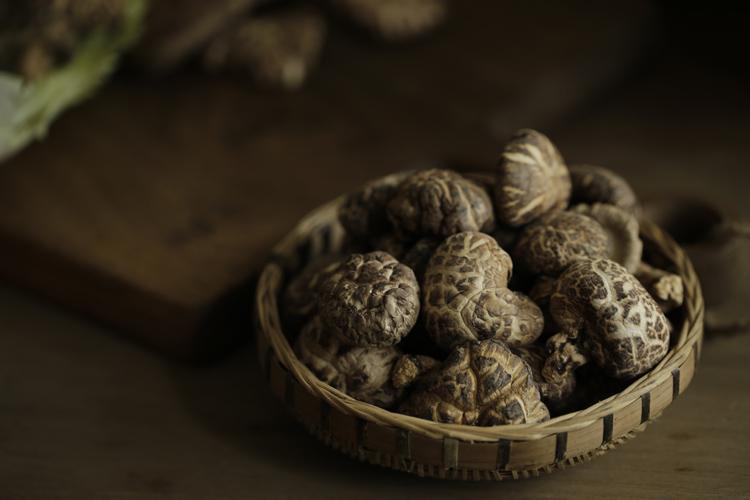 阳光房农庄。段木花菇。原味 干货天然种植 青川土特产